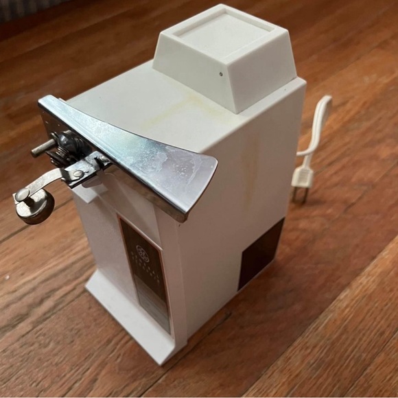 Vintage GE can opener - Picture 2 of 4